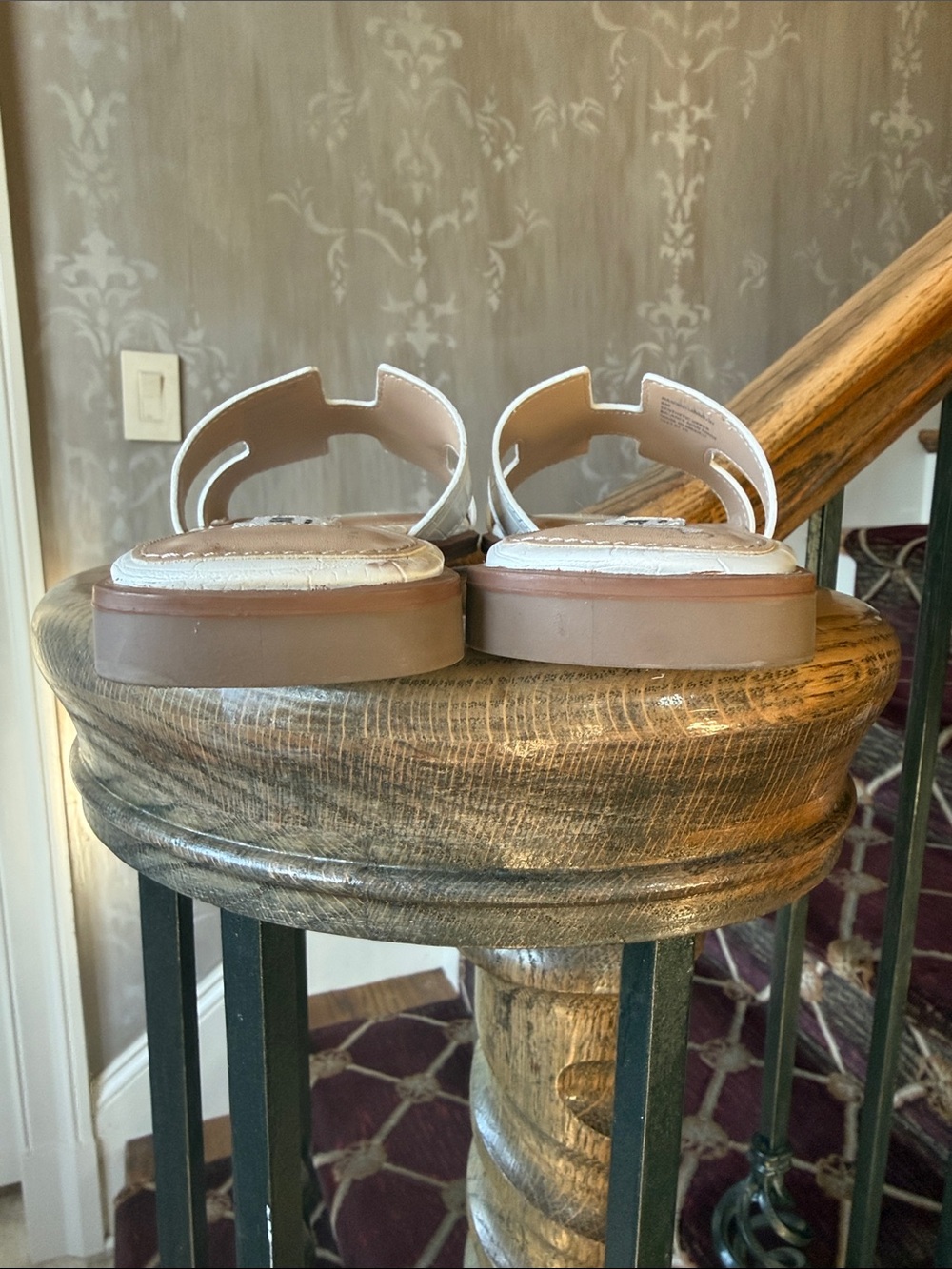 STEVEN white crock H cut design. Excellent condition size 6. - Picture 6 of 12